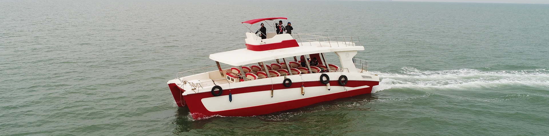 Bote de pasajeros de catamarán