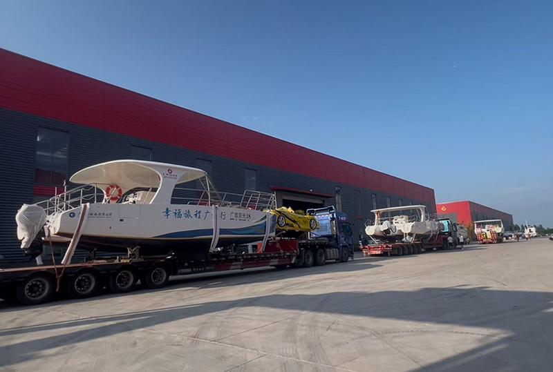 LAWADA entrega tres catamaranes, dos coches para deportes acuáticos y dos motos de agua para un lugar panorámico