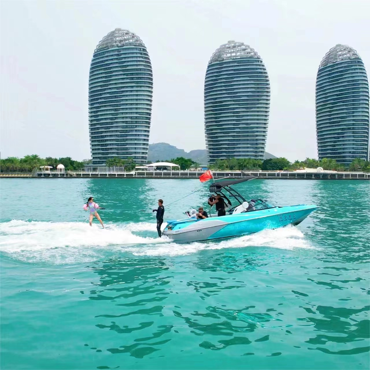 ¿Qué es exactamente un barco de wakeboard y cómo funciona?